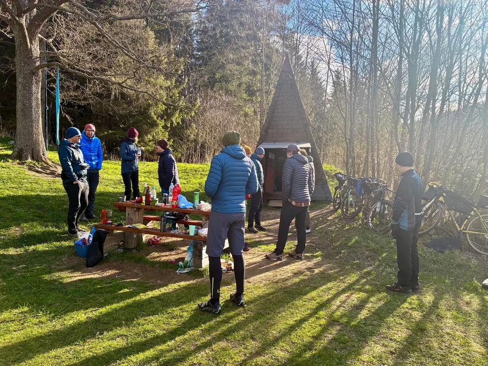 Bikepackeři při družném rozhovoru