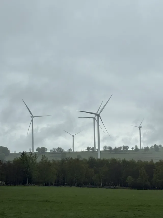 Větrné elektrárny v nízkých mracích během Oremonu