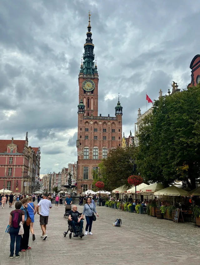 Náměstí a červené cihlové domy v Gdaňsku