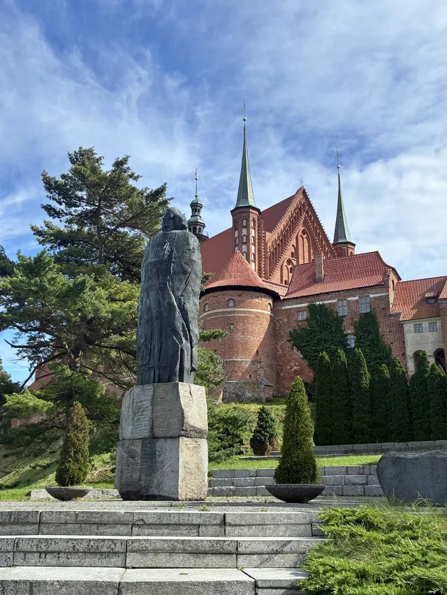 Katedrála a socha Mikuláše Koperníka ve Fromborku