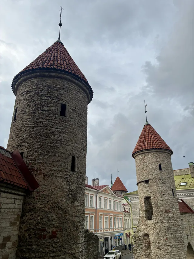 Brána a věže ve starém městě v Tallinnu