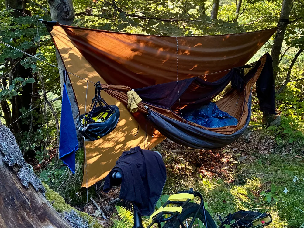 Ráno v Českém lese — tarp, hamaka s moskytiérou, spodní zateplení